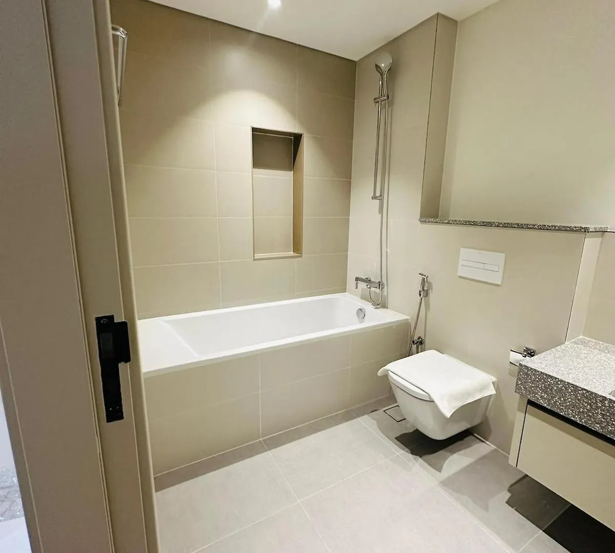 Amakin Beachfront Palm Jumeirah Marina Vista 2 Dubai Apartment